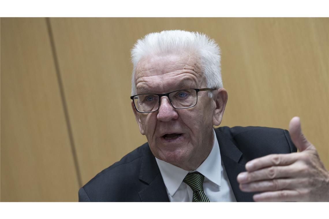 „Völlig abwegiges Geschwätz“ – Kretschmann attackiert die AfD Baden-Württembergs Ministerpräsident Winfried Kretschmann teilte im Landtag gegen die AfD aus.