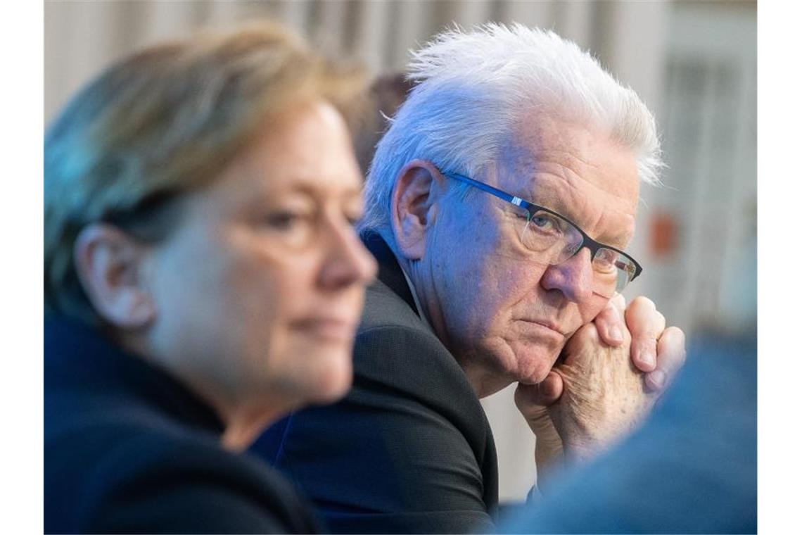 Eisenmann und Kretschmann verhaken sich bei Abstandsregel Baden-Württembergs Ministerpräsident Winfried Kretschmann (Grüne, r) und CDU-Spitzenkandidatin Susanne Eisenmann. Foto: Sebastian Gollnow/dpa/Archivbild