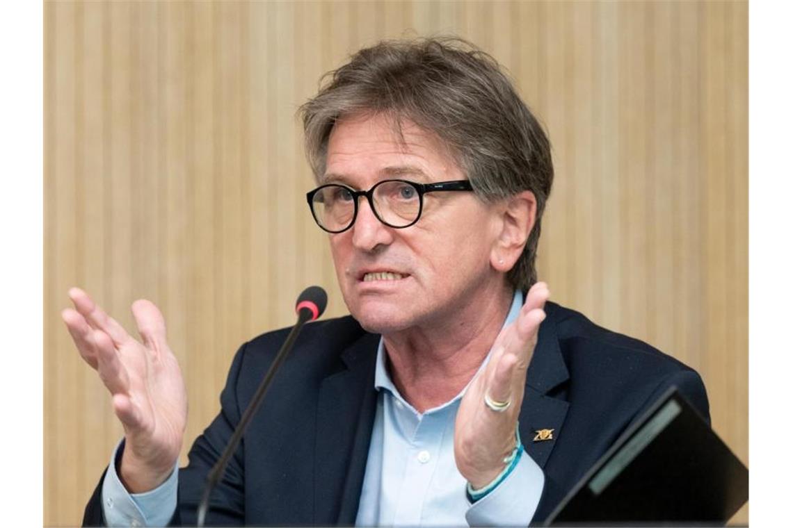 Sozialminister verteidigt Impfungen für Kinder Baden-Württembergs Sozialminister Manfred Lucha spricht in Stuttgart. Foto: Bernd Weißbrod/dpa/archivbild