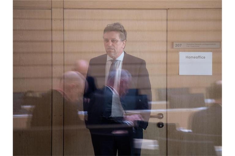 Baden-Württembergs Sozialminister Manfred Lucha steht im Plenarsaal des Landtags. Foto: Marijan Murat/dpa/Archivbild