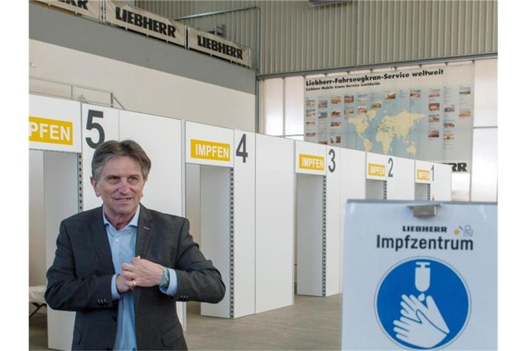 Baden-Württembergs Sozialminister Manne Lucha steht in einem Impfzentrum. Foto: Stefan Puchner/dpa/archivbild
