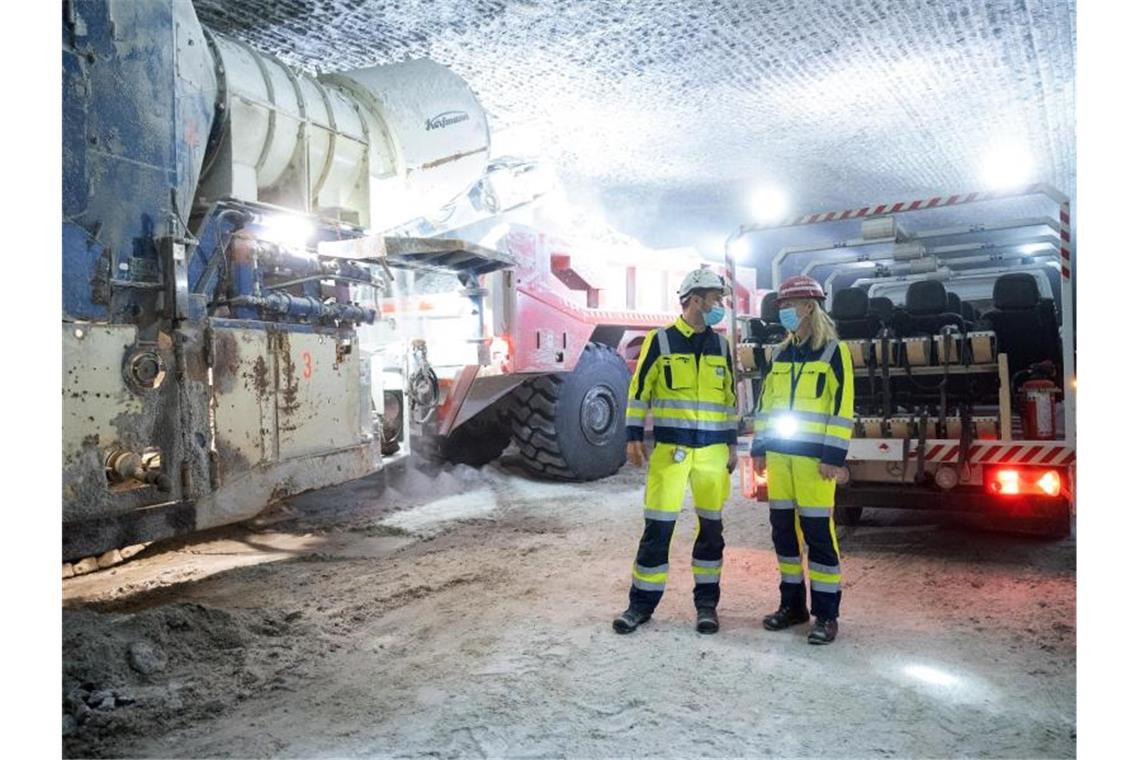 Erste Kommunen bestellen schon Streusalz Baden-Württembergs Umweltministerin Walker bei ihrer Besichtigung des Salzbergwerks Heilbronn. Foto: Bernd Weißbrod/dpa