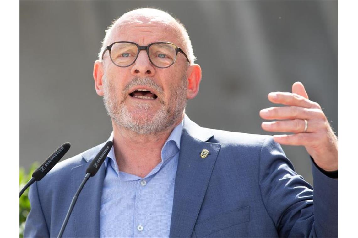 Verkehrsministerium: Mehr Lkw-Stellplätze an Bundesstraßen Baden-Württembergs Verkehrsminister Winfried Hermann spricht während eines Pressetermins. Foto: Tom Weller/dpa/archivbild