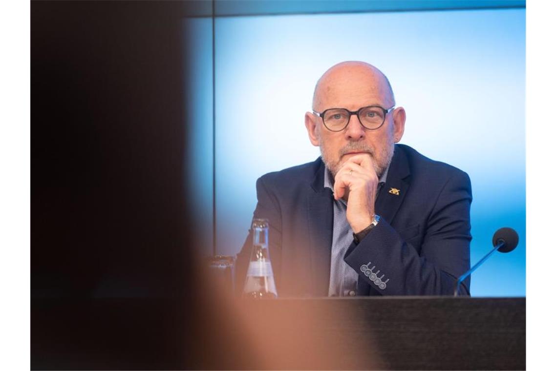 Hermann sieht Öffentlichen Nahverkehr in „Reparaturphase“ Baden-Württembergs Verkehrsminister Winfried Hermann (Grüne) nimmt an einer Pressekonferenz teil. Foto: Marijan Murat/dpa