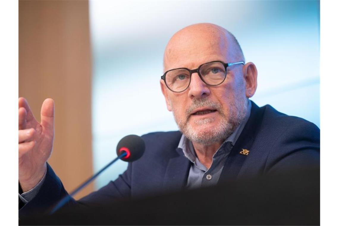 Verkehrsminister: „Abellio könnte zerlegt verkauft werden“ Baden-Württembergs Verkehrsminister Winfried Hermann nimmt an einer Pressekonferenz teil. Foto: Marijan Murat/dpa