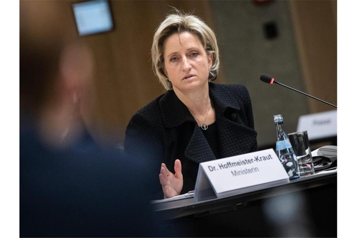 Baden-Württembergs Wirtschaftsministerin Nicole Hoffmeister-Kraut vor dem Untersuchungsausschuss. Foto: Christoph Schmidt/dpa