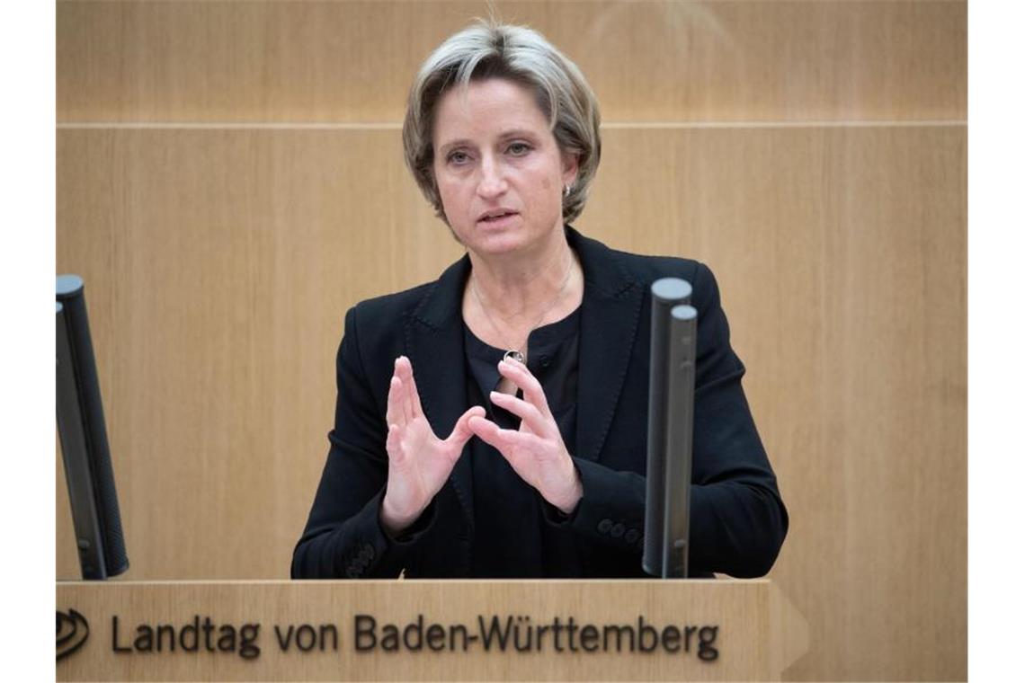 Baden-Württembergs Wirtschaftsministerin Nicole Hoffmeister-Kraut (CDU) spricht im Landtag. Foto: Marijan Murat/dpa/Archivbild