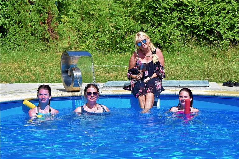 Badenixen unter sich: Emely (von links) und Marina Klippert lassen es sich im Swimmingpool von Gerti Staiger gemeinsam mit Lenie Gebhard sommerlich gut gehen.