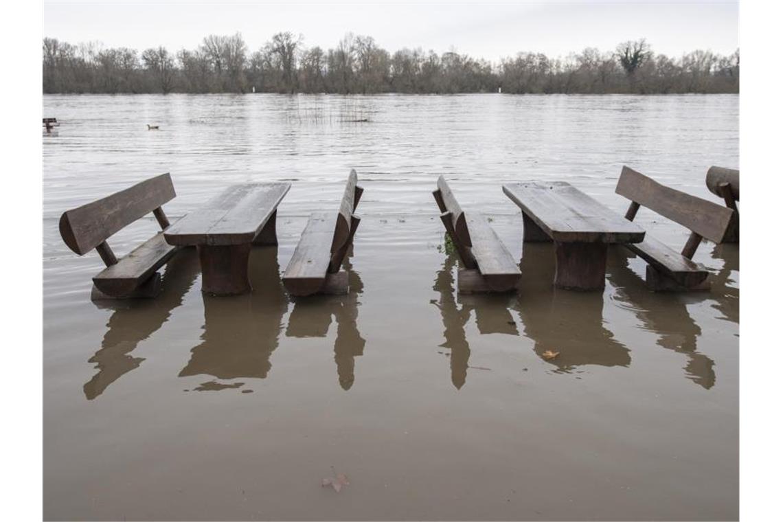 Hochwasser im Südwesten sinkt nur langsam Bänke und Tische stehen auf einem Campingplatz bereits im Hochwasser. Foto: Boris Roessler/dpa/Archivbild