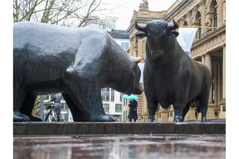 Bär und Bulle stehen als Bronzeskulpturen vor der Frankfurter Wertpapierbörse. Die Geschäfte der 100 umsatzstärksten börsennotierten deutschen Firmen verliefen im Jahr 2019 durchwachsen. Foto: Arne Dedert/dpa