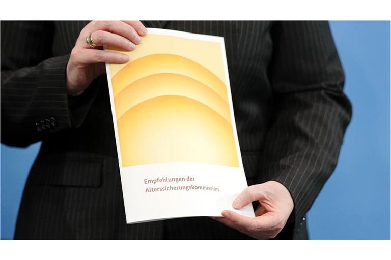 Bärbel Bas (SPD), Bundesministerin für Arbeit und Soziales und SPD-Parteivorsitzende, hält den Bericht der Alterssicherungskommission über umfassende Schritte als Grundlage für eine Rentenreform in den Händen.