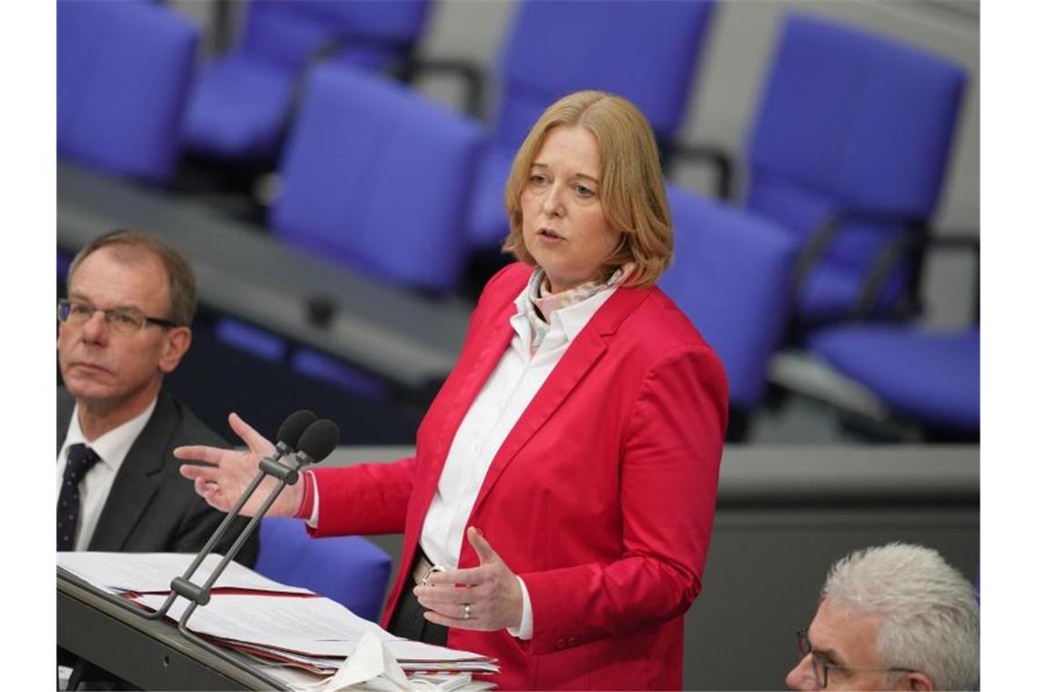 Bärbel Bas (SPD) spricht im Bundestag. Die neue Bundestagspräsidentin fordert rasche Hilfe für die Migranten an der polnisch-belarussischen Grenze. Foto: Kay Nietfeld/dpa