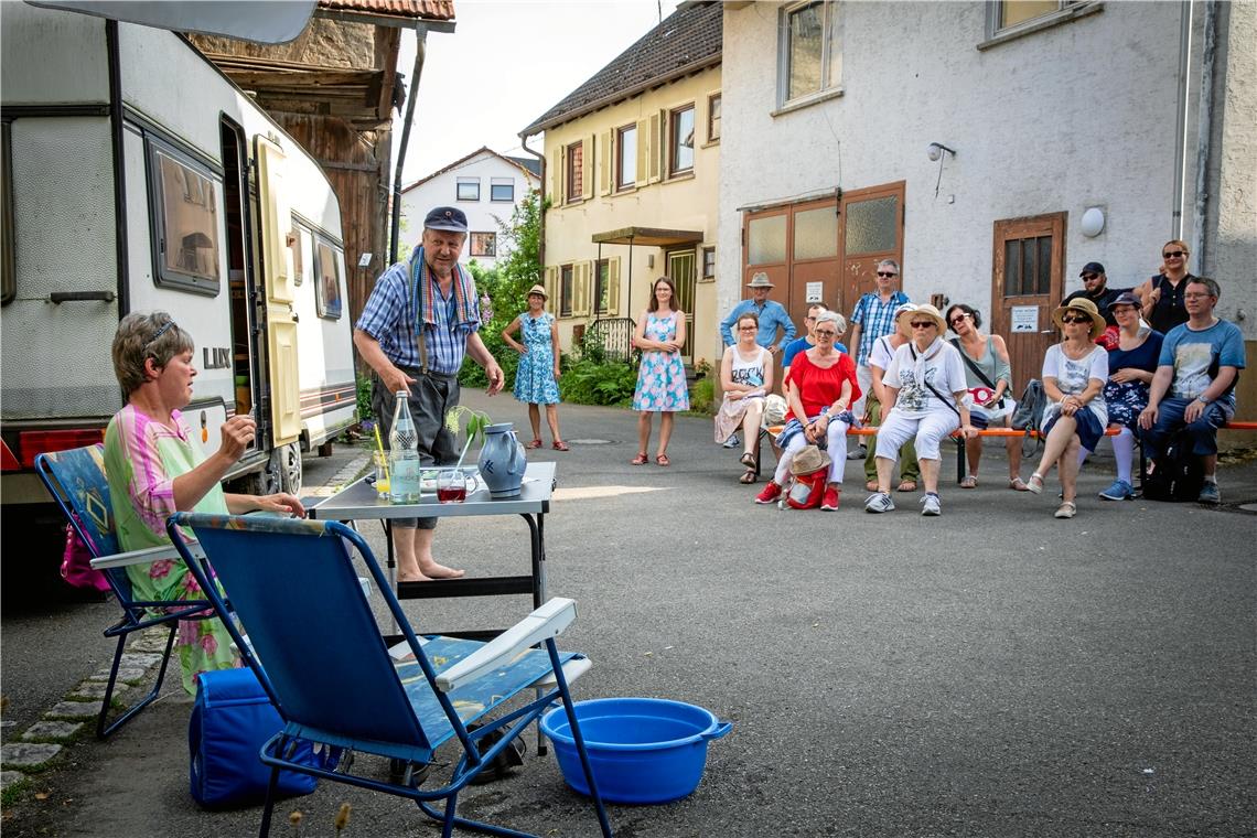 Von Tratschtanten und Oberlehrern Bärbel Hesser und Rolf Butsch alias Marie und ihr Jakob verkünden als Fernwehgeplagte allerlei Lebensweisheiten beim Camping. Fotos: A. Becher