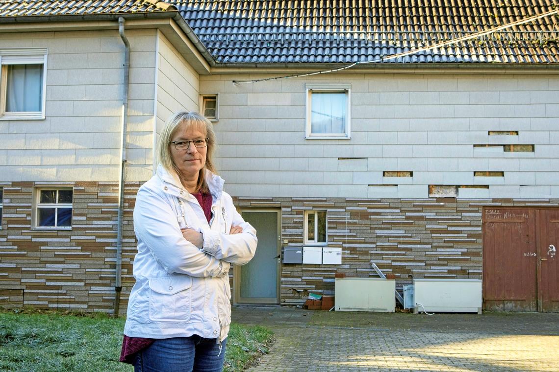 Bärbel Raitzig vor dem Wohnhaus Dorfstraße 19 in Däfern, das auch weiterhin als Flüchtlingsunterkunft genutzt werden kann. Foto: A. Becher