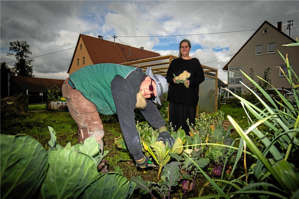 Ein zweites Zuhause für Lebensmittel Bärbel und Stefan Gabriel sind gegen Lebensmittelverschwendung aktiv geworden. Weil sie zurzeit in ihrem Garten viel Gemüse ernten können, verschenken sie manches davon. Foto: A. Becher