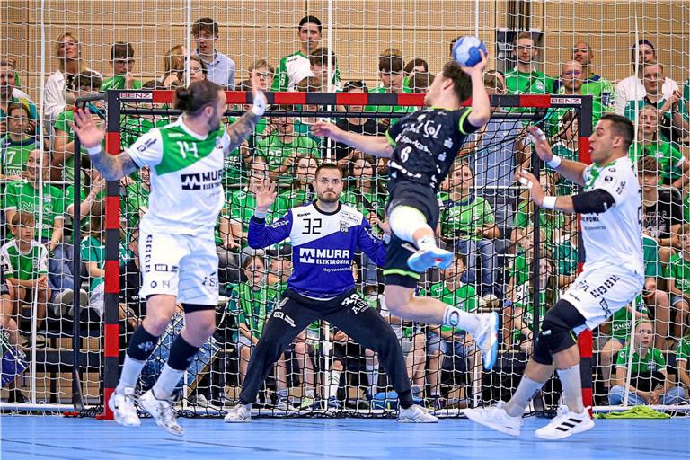 Bärenstarker Rückhalt und emotionaler Antreiber seines Teams: HCOB-Keeper Janis Boieck (blaues Trikot). Foto: Alexander Becher