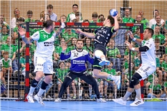 Bärenstarker Rückhalt und emotionaler Antreiber seines Teams: HCOB-Keeper Janis Boieck (blaues Trikot). Foto: Alexander Becher