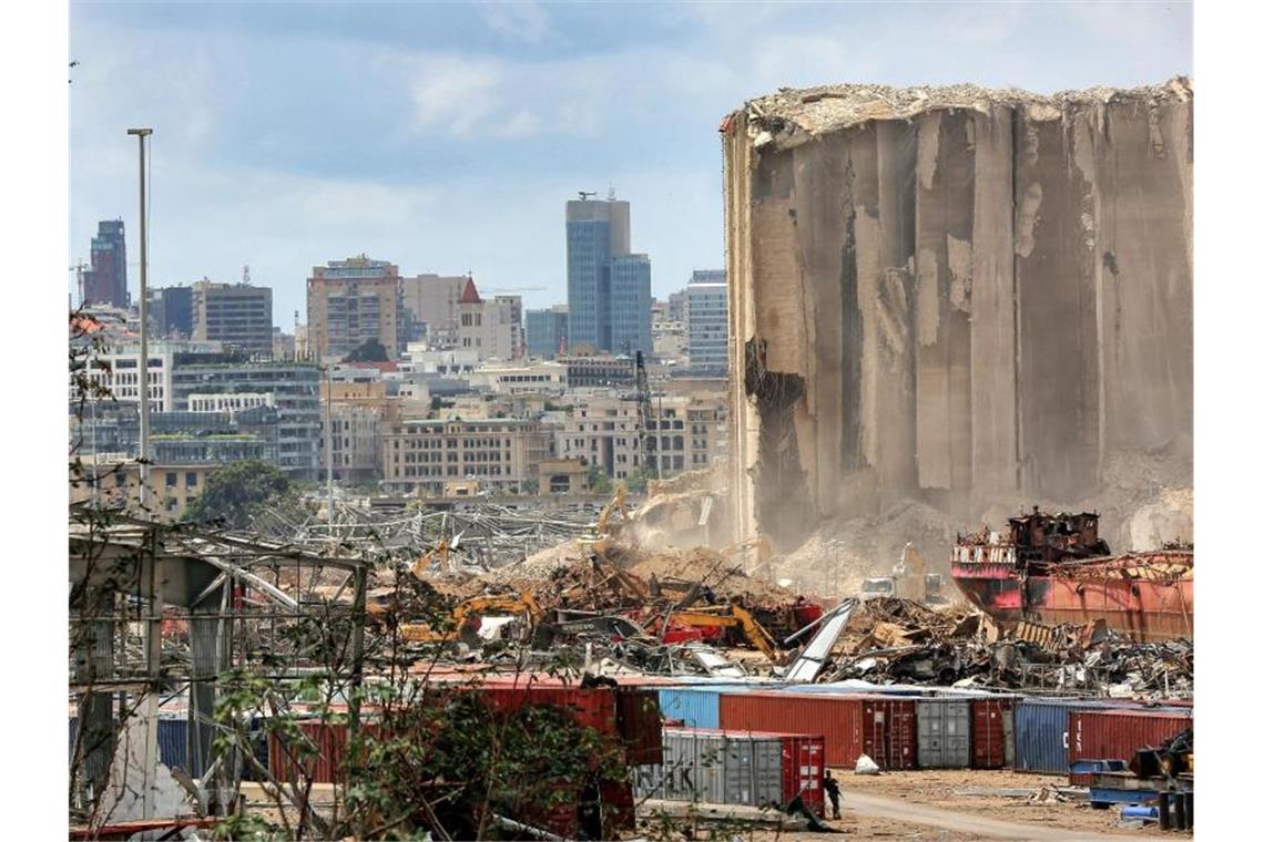Noch immer Suche nach Opfern in Beirut Bagger entfernen Trümmer am Ort der verheerenden Explosion im Hafen von Beirut. Foto: Marwan Naamani/dpa
