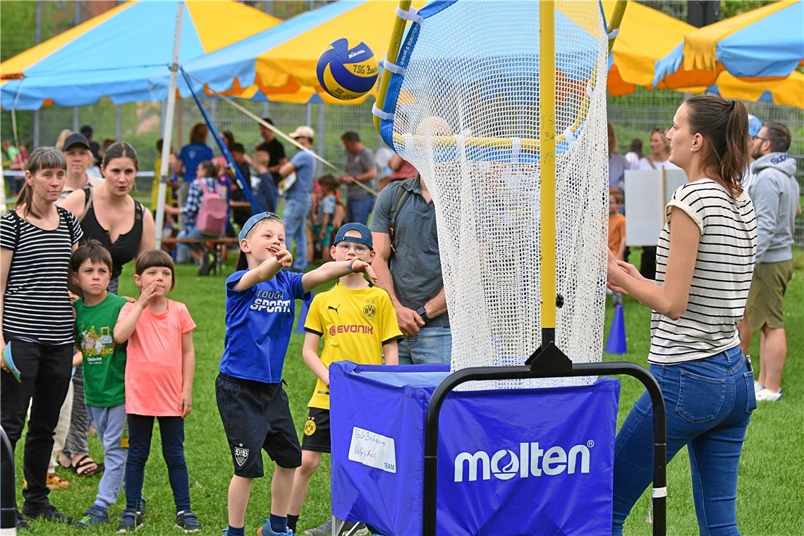 Baggern, pritschen und mehr. Die Volleyballabteilung zeigte den Kids wie es geht