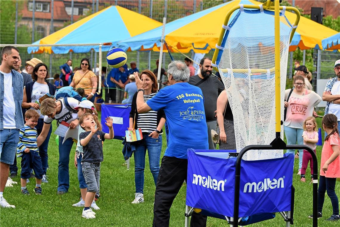 Baggern, pritschen und mehr. Die Volleyballabteilung zeigte den Kids wie es geh