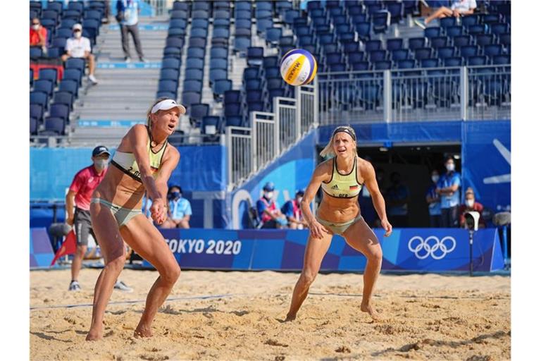 Baggern und Schmettern vor (fast) leeren Rängen: Deutschlands Beach-Asse Laura Ludwig (r) und Margareta Kozuch. Foto: Michael Kappeler/dpa