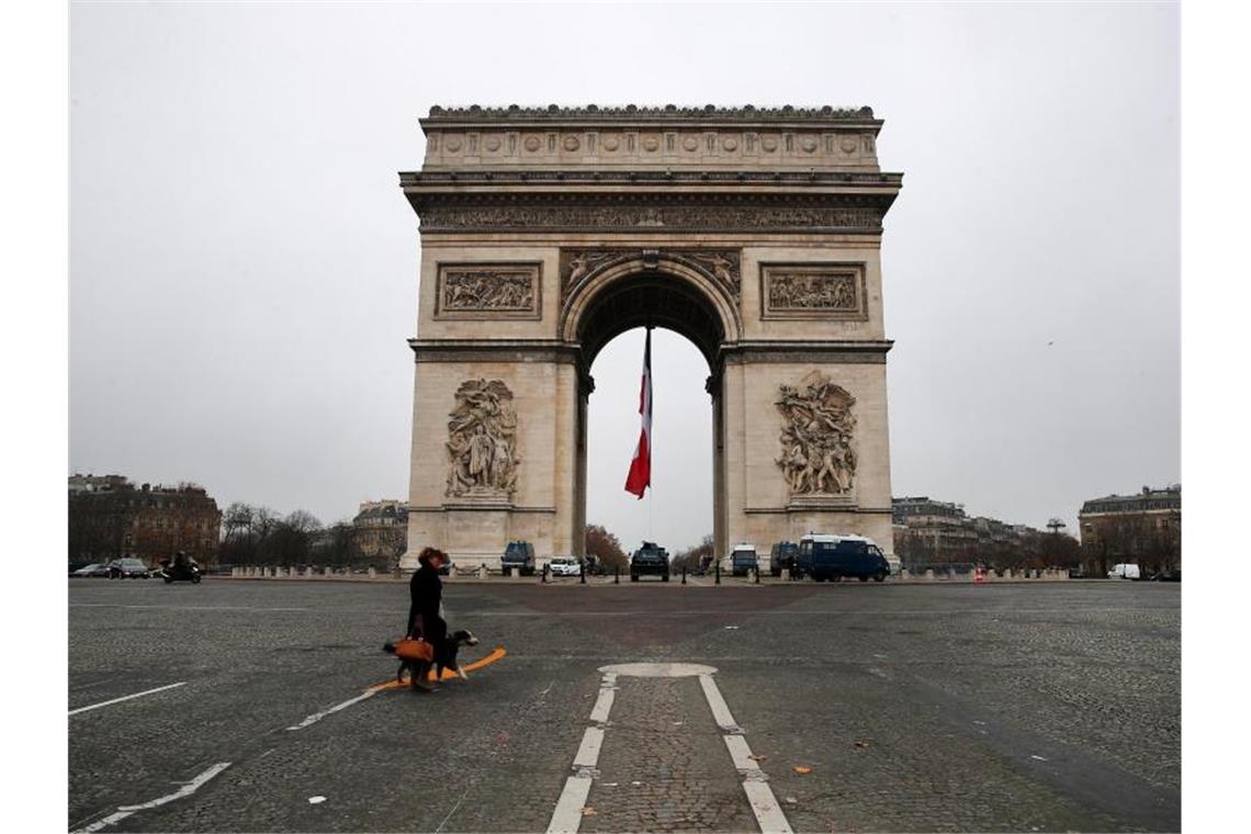 Krawalle bei Protesten gegen Rentenreform in Frankreich Bahn frei: Während des Streiks ist nichts los auf den Champs-Élysées. Foto: Francois Mori/AP/dpa