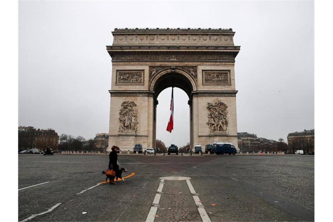 Bahn frei: Während des Streiks ist nichts los auf den Champs-Élysées. Foto: Francois Mori/AP/dpa