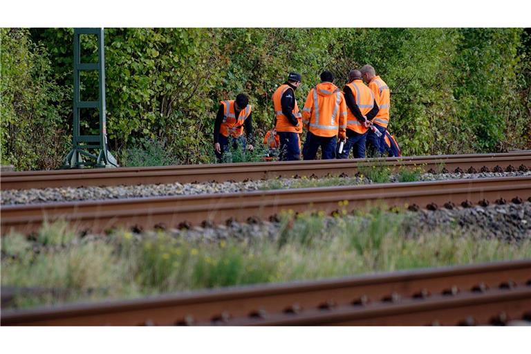 Bahn-Mitarbeiter stehen am Rand der Strecke Köln-Düsseldorf.