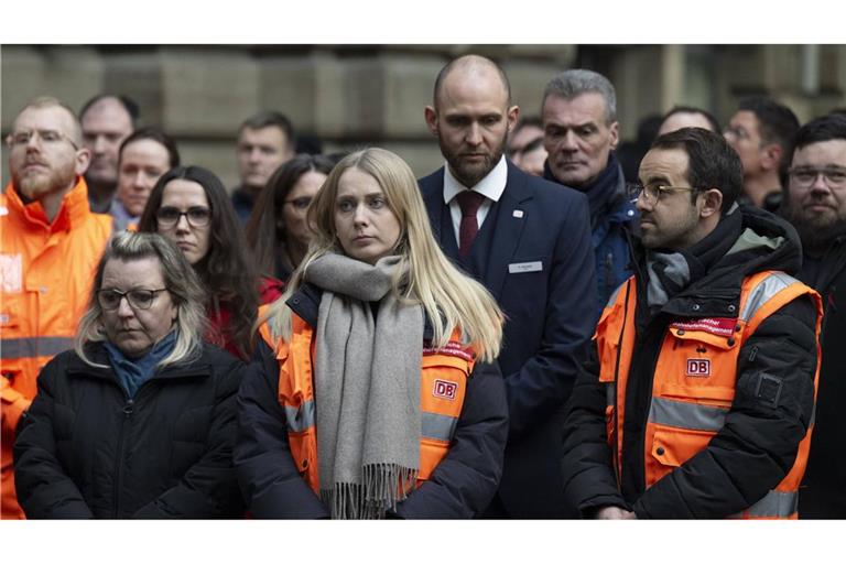 Bahn-Mitarbeiter und Bundespolizisten gedenken des nach einem Angriff verstorbenen Zugbegleiters.