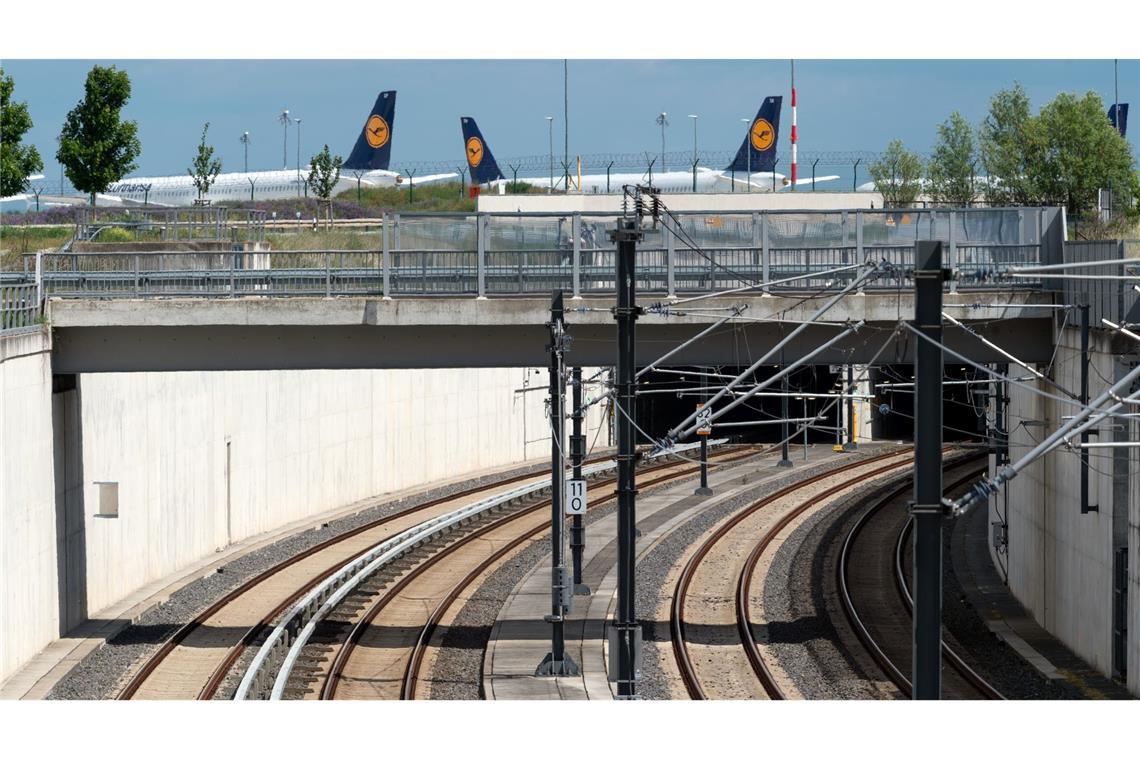 Bahn oder Flugzeug? Der Preis spielt bei der Entscheidung eine Rolle. (Symbolbild)