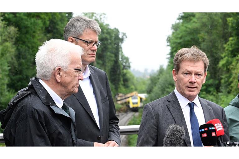 Bahnchef Lutz ringt um Fassung.