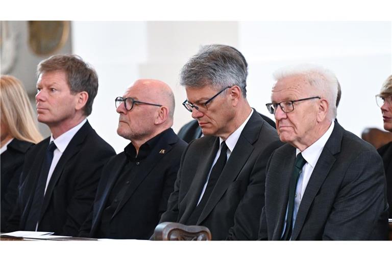 Bahnchef Richard Lutz (v.l) Winfried Hermann, Verkehrsminister von Baden-Württemberg, Bundesverkehrsminister Patrick Schnieder  und Ministerpräsident Winfried Kretschmann   beim Trauergottesdienst in Zwiefalten.