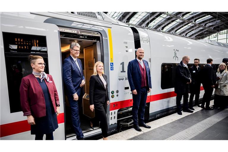 Bahnchefin Evelyn Palla (3.v.l.) und Verkehrsminister Patrick Schnieder (CDU, 2.v.l) bei der Vorstellung des neuen ICE L.