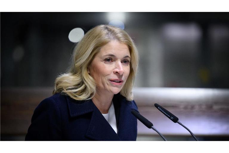 Bahnchefin Evelyn Palla will nach dem tödlichen Angriff auf einen Zugbegleiter einen Sicherheitsgipfel mit den Sicherheitsverantwortlichen im Bahnverkehr einberufen. (Archivbild)