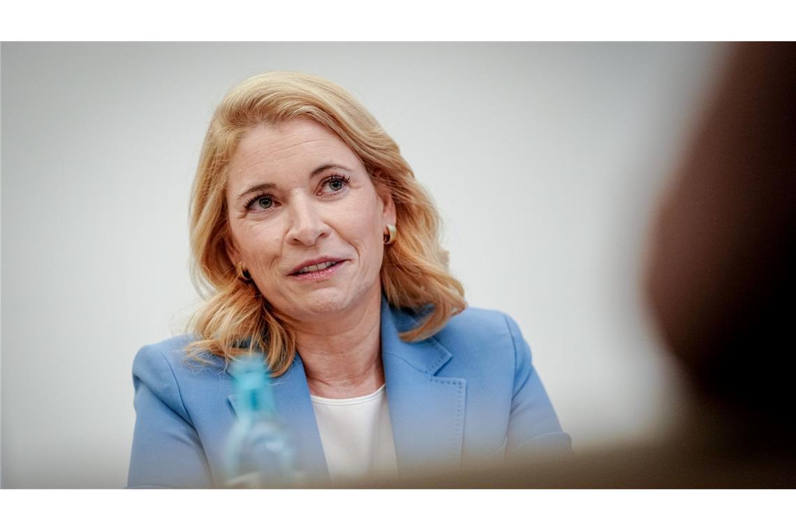 Bahnchefin Evelyn Palla will unter anderem in der Konzernleitung viele Stellen abbauen. (Archivbild)