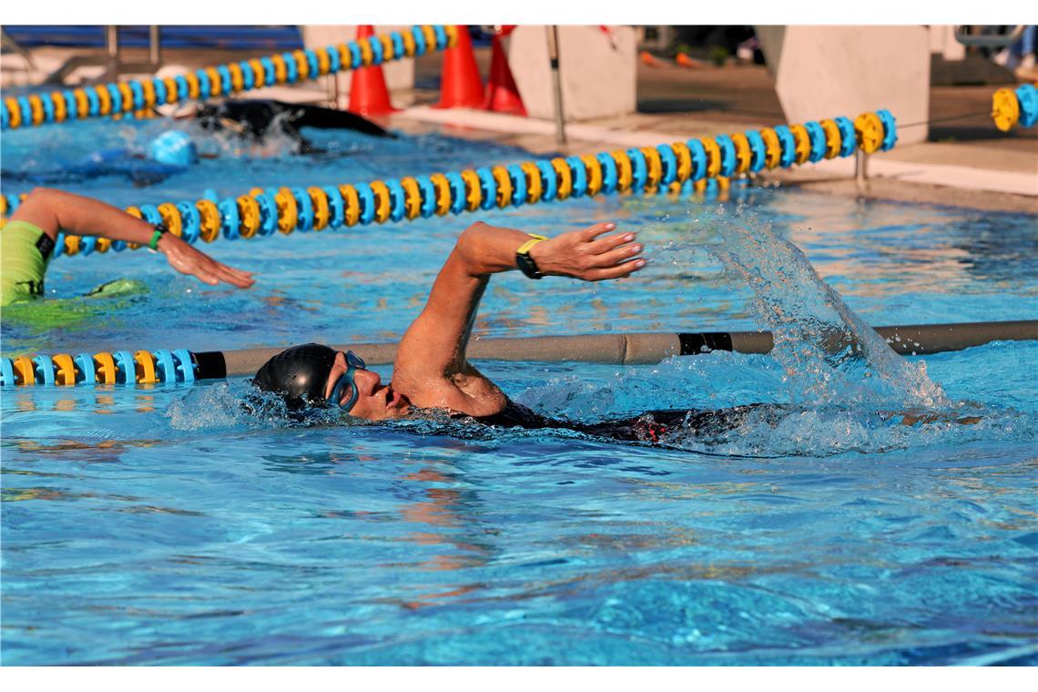 Bahnen ziehen im Backnanger Freibad, bis die 600 Meter Schwimmen geschafft sind....
