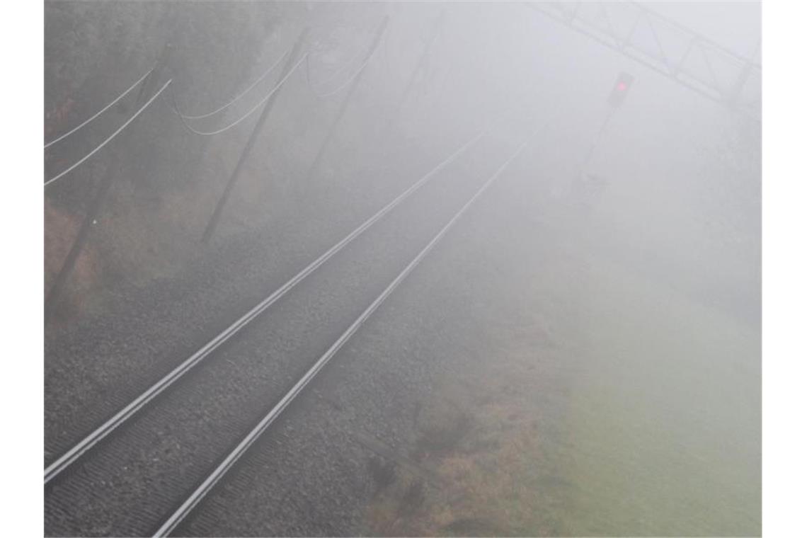 Bahngleise liegen im Nebel. Foto: Karl-Josef Hildenbrand/dpa/Archivbild