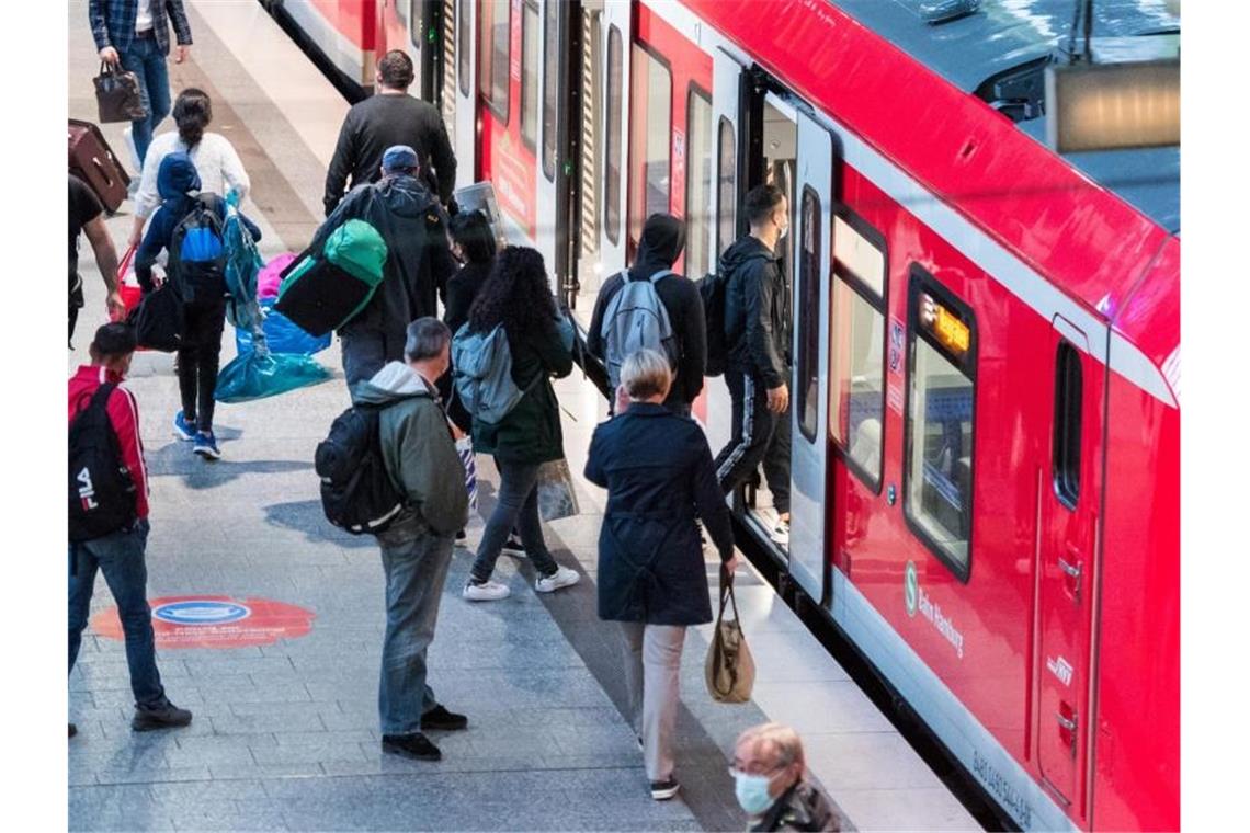 Bahnkunden sind genervt, weil die GDL mit ihren Streiks tagelang den Zugverkehr lahmlegt. Foto: Daniel Bockwoldt/dpa
