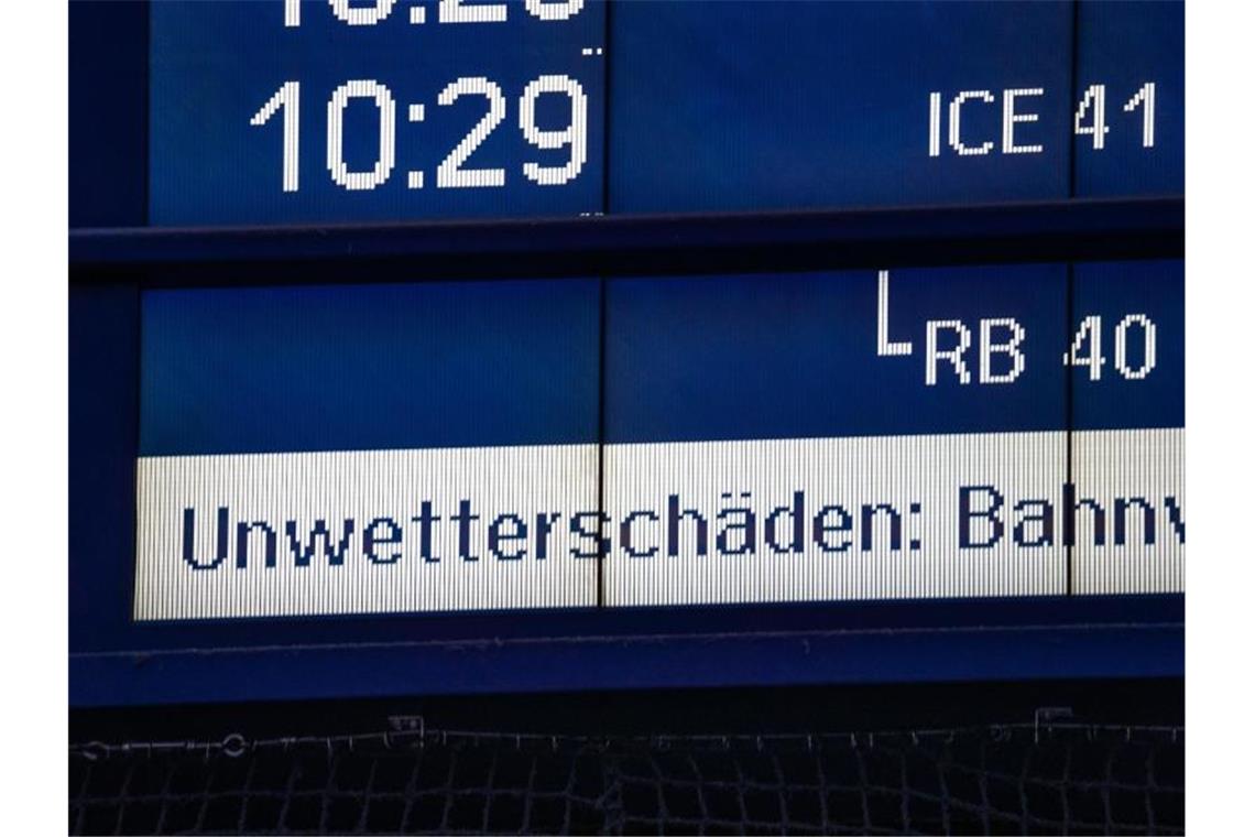DWD: „Abflauen des Windes“ - Bahnverkehr beeinträchtigt Bahnreisende müssen wegen des Unwetters weiter mit Zugausfällen und Verspätungen rechnen. Foto: Frank Rumpenhorst/dpa