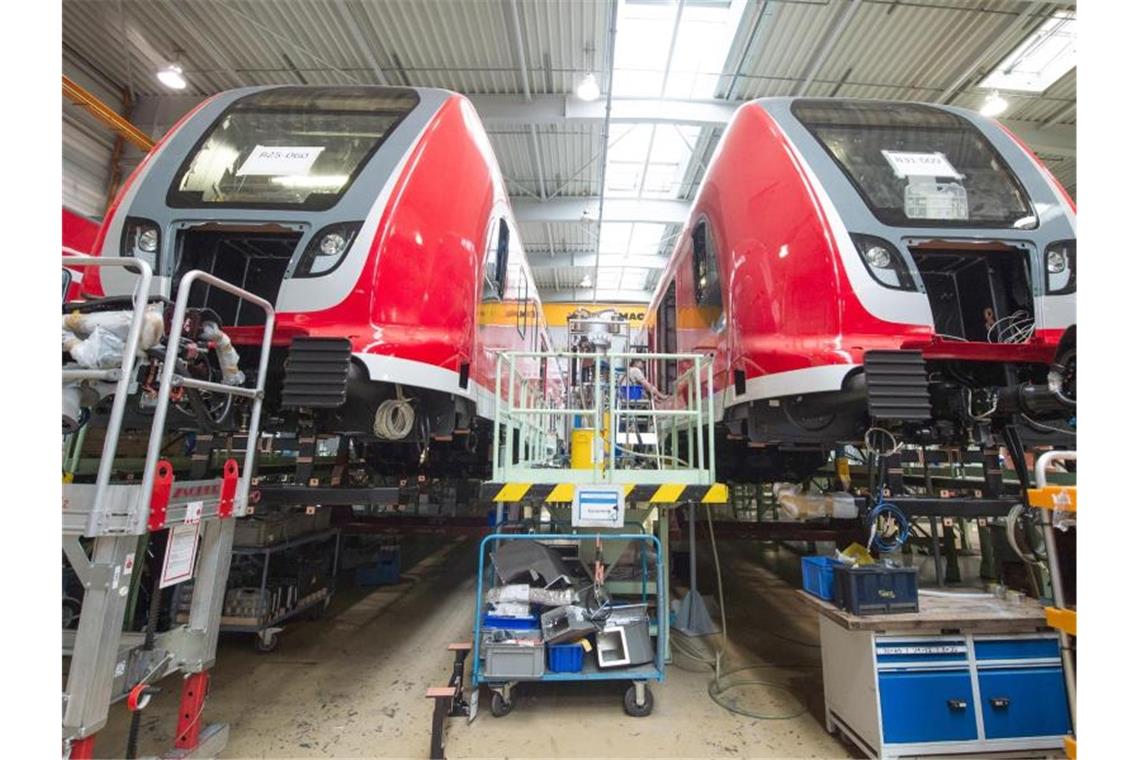 Bahnwaggons stehen in einer Bombardier-Werkhalle im sächsischen Görlitz. Foto: Sebastian Kahnert/dpa-Zentralbild/dpa