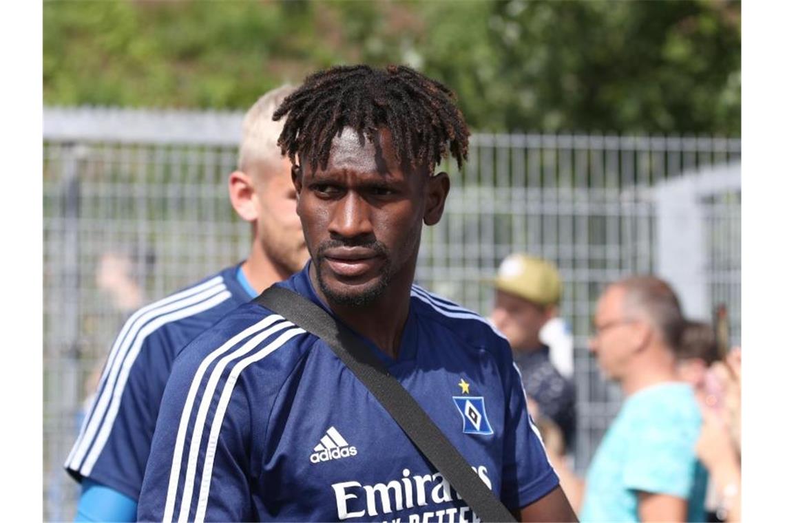 Bakery Jatta kommt zum HSV-Training auf den Platz. Foto: Christian Charisius