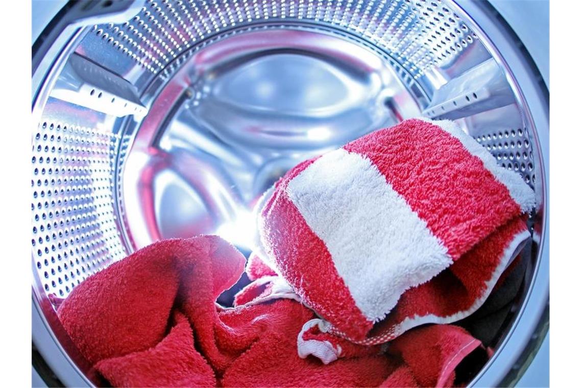 Bakterien tummeln sich überall - auch in Waschmaschinen. Foto: Oliver Berg/dpa