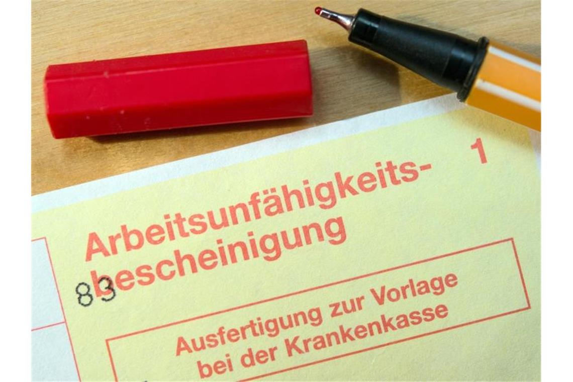 Bald Geschichte: die klassisch gelbe Arbeitsunfähigkeitsbescheinigung vom Arzt. Foto: Patrick Pleul/zb/dpa