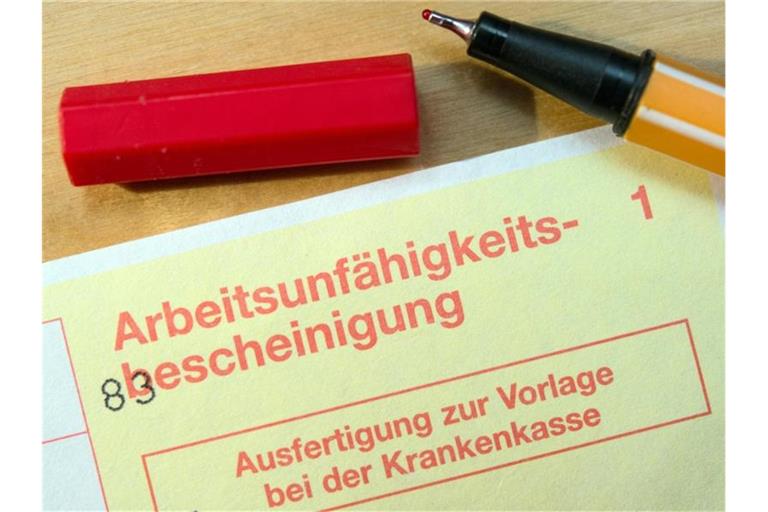 Bald Geschichte: die klassisch gelbe Arbeitsunfähigkeitsbescheinigung vom Arzt. Foto: Patrick Pleul/zb/dpa