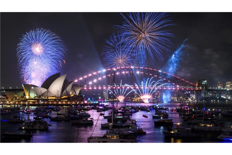 Bald ist es auch in Sydney soweit - mit einem Vor-Feuerwerk wird hier schon vor Mitternacht gefeiert.