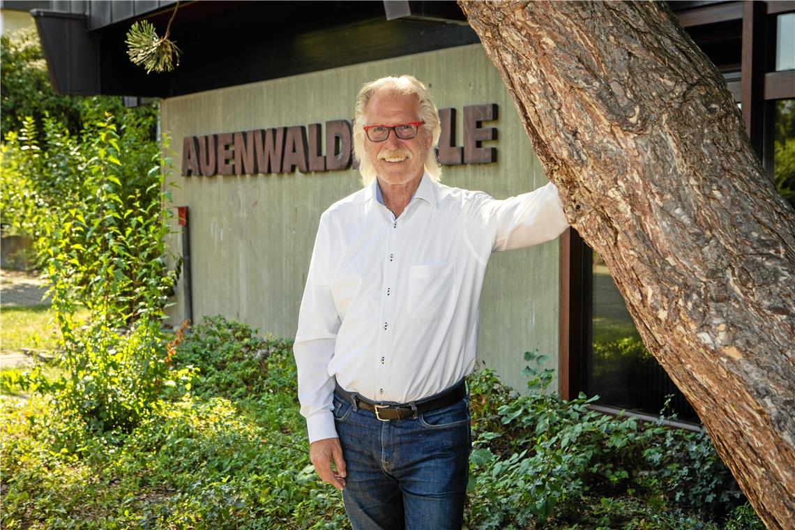 Bald kann das Gruschtelkammer-Publikum wieder Kabarett genießen: Charley Graf und sein Team sorgen für bestmögliche Bedingungen für Künstler und Publikum in der Auenwaldhalle. Auch Sponsoren helfen mit, dass das Projekt realisiert werden kann. Foto: A. Becher