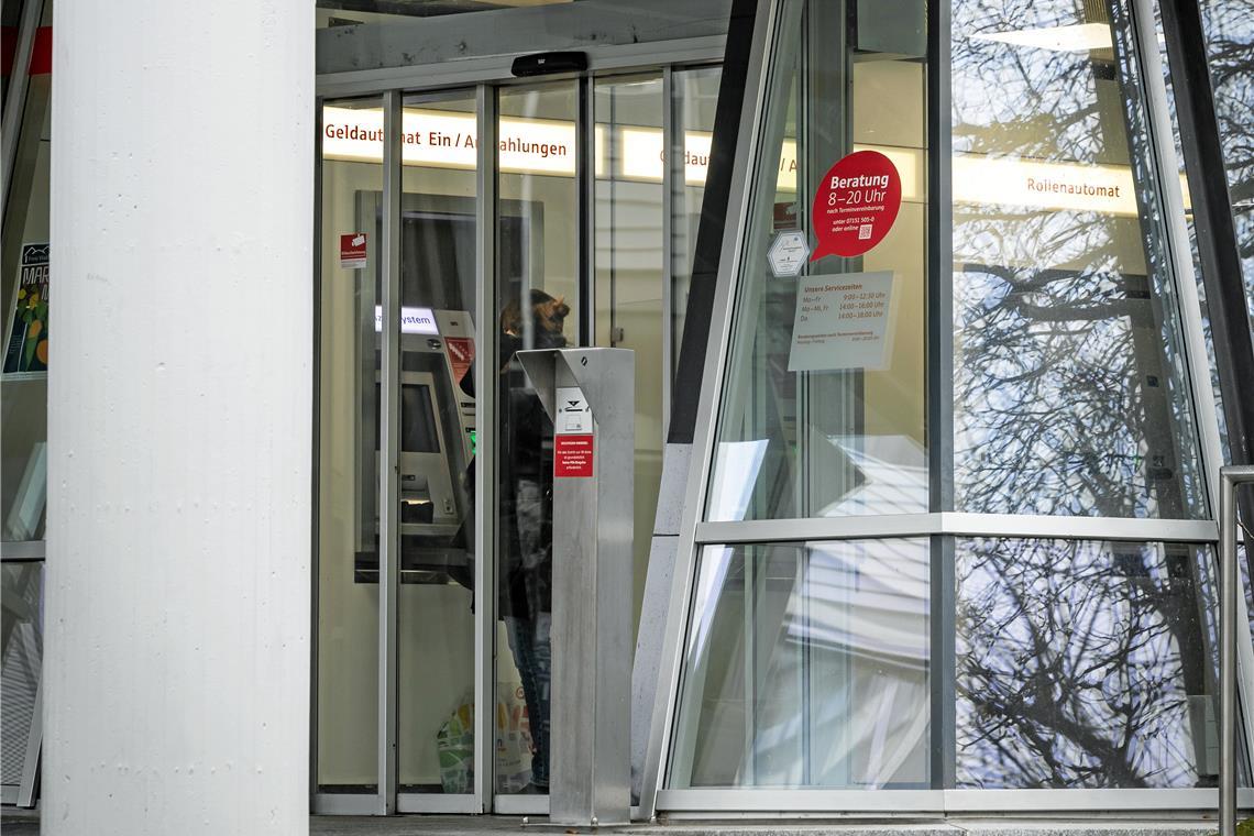 Bald können die Kunden der Kreissparkasse Waiblingen in Backnang und den anderen Filialen zwischen 22 und 6 Uhr kein Geld mehr abheben. Foto: Alexander Becher