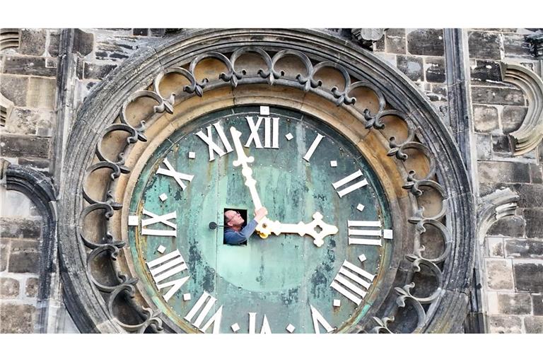 Bald kommt die Sommerzeit: Am Dom in Magdeburg werden die Zeiger der westlichen Turmuhr schon mal kontrolliert.