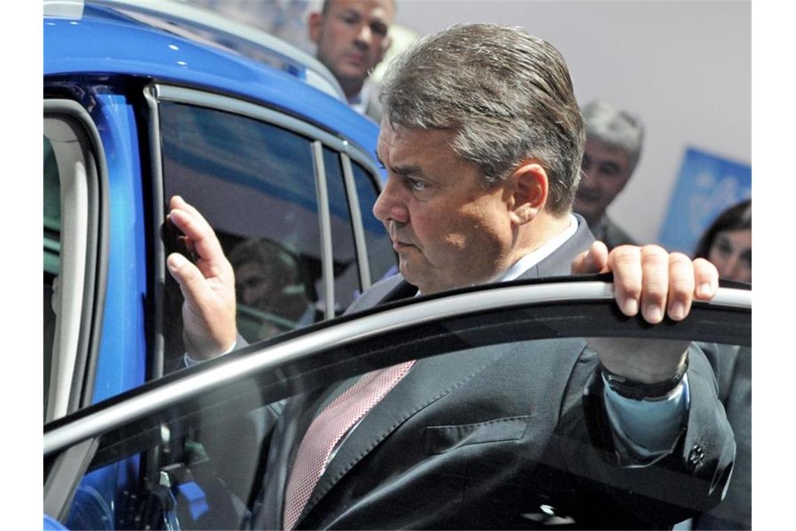 Wird Sigmar Gabriel neuer Cheflobbyist der Autoindustrie? Bald neuer Chef beim Verband der Automobilindustrie? Der ehemalige Bundeswirtschaftsminister und SPD-Chef Sigmar Gabriel. Foto: Valentin Gensch/dpa