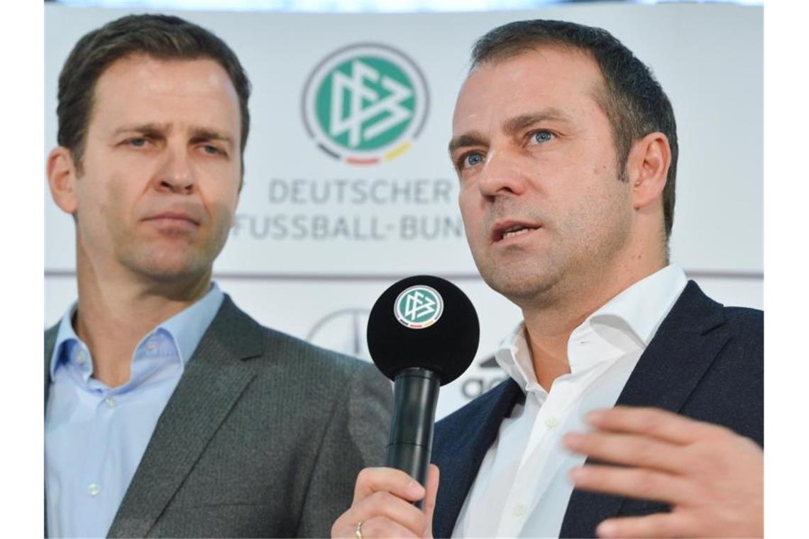 Bald wieder vereint beim DFB? Bundestrainer-Wunschkandidat Hansi Flick (r) und Nationalmannschafts-Direktor Oliver Bierhoff. Foto: picture alliance / Arne Dedert/dpa